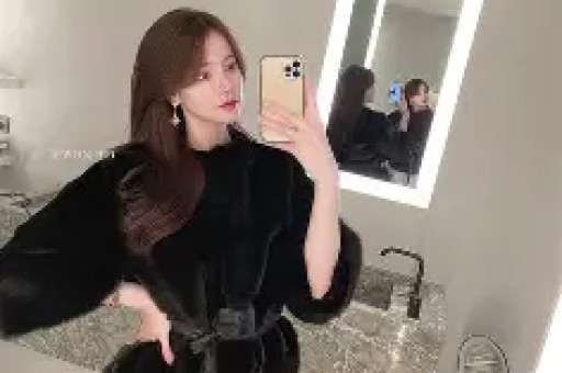 娱乐博主“吃瓜少女张小寒”账号遭封禁或因爆料赵丽颖恋情？